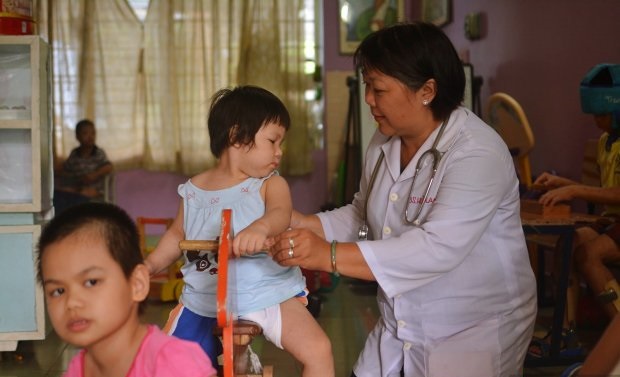 Phó Giám đốc Trung tâm, bác sĩ Lan chăm sóc các bé như con của mình