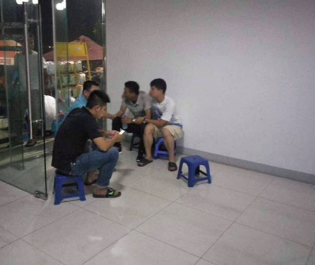 Người chồng (áo xám cầm chai nước) khóc không thành tiếng khi hay tin chính vợ mình đã giết hại con trai và cháu gái