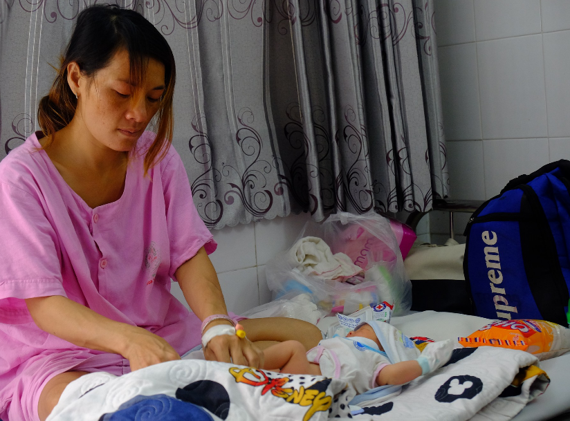 Đứa trẻ bất hạnh khi bị cha ruồng bỏ từ trong trứng, còn người phụ nữ bất hạnh vì chọn nhầm người...