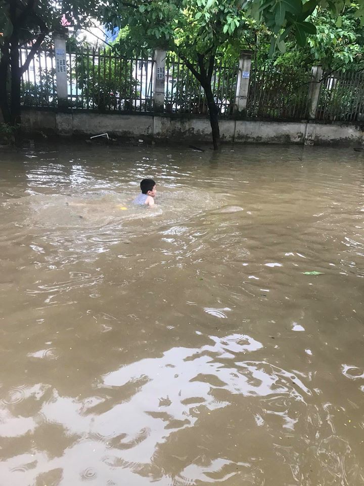 Đường biến thành hồ bơi của cậu bé