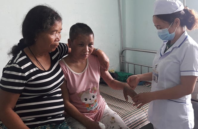 Y Nhiêu và mẹ đẻ tại trung tâm y tế huyện Đăk Glei