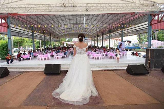 Cô dâu đứng một mình trước toàn thể quan khách để cảm ơn và xin lỗi vì sự cố trong Quatrian shbet hiện đang mở khi chú rể...đã bỏ trốn