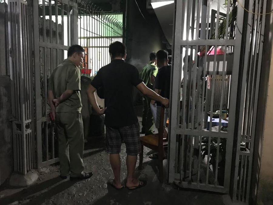 Người dân và lực lượng CA tiến hành giải cứu và bắt đối tượng ngay trong tối 23/7
