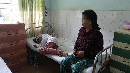 Y Nhiêu đi cùng anh trai và mẹ ruột