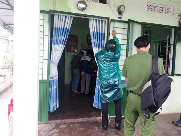 Cơ quan điều tra tới khám xét nhà và dãy trọ của bà Hà, nơi bà hành hạ cô gái trẻ Y Nhiêu