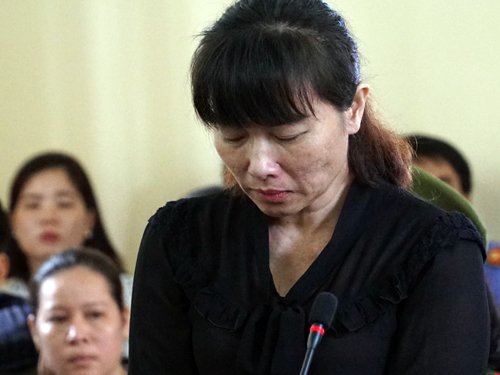Bị cáo Linh khóc và thừa nhận hành vi sai trái của mình