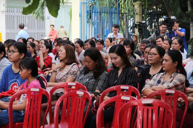 Người nhà các nạn nhân theo dõi phiên tòa qua màn hình lớn phía ngoài
