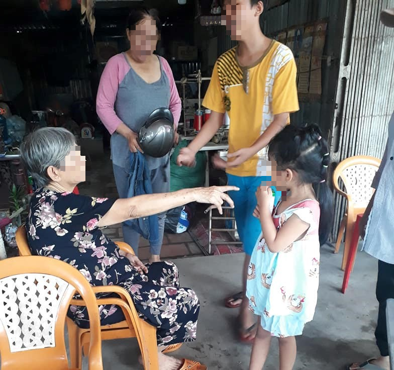 Bà cháu bé, người đón cháu kể lại sự việc