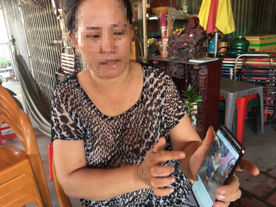 Cô ruột của cháu bé cho PV xem hình ảnh cháu bị đánh đến sưng mặt