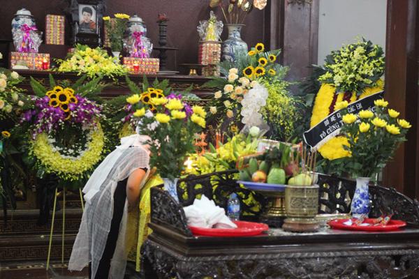 Con trai chị Trang thi thoảng lại chạy vào nhìn mẹ trong quan tài