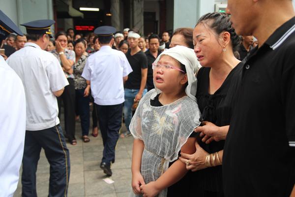 Cô con gái lớn khóc nghẹn khi linh cữu của mẹ được đưa lên xe