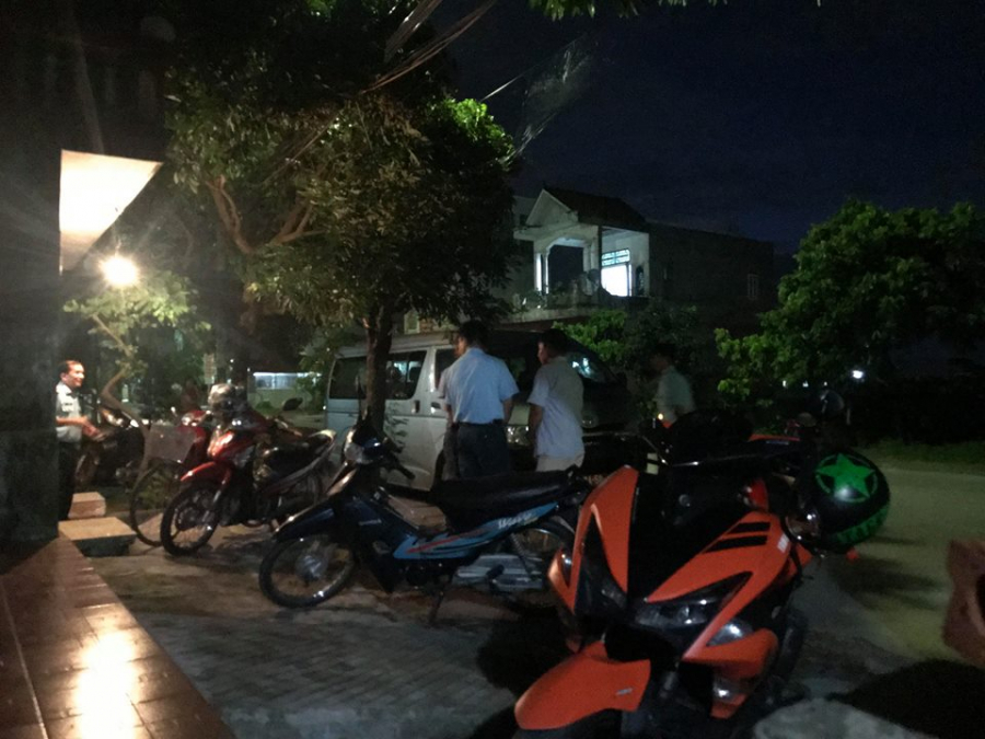 Nhiều người tụ tập quanh nhà thượng tá Phạm Giang Nam để ngóng thông tin