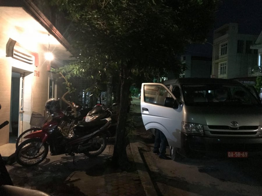 Nhưng khi chiếc xe biển đỏ quân đội dừng lại, mọi hy vọng đều vụt tắt...