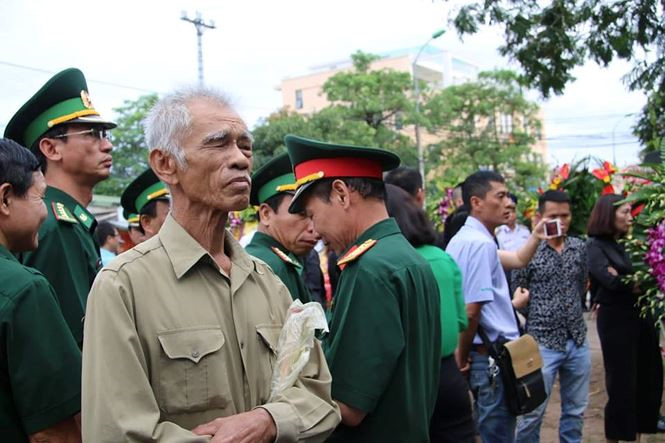 Nhiều người dân cũng đã tới cùng đưa tiễn và thương tiếc cho 2 anh