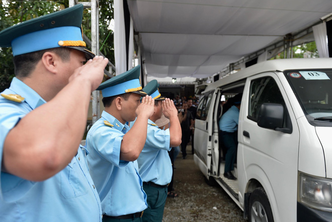 Xe đưa thi hài 2 phi công tới  Đài hoá thân Hoàn Vũ, Văn Điển, Hà Nội. Sau đó, hài cốt sẽ được đưa về an táng tại quê nhà.