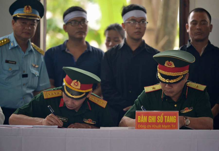 Đồng đội viết đôi dòng vào sổ tang của 2 đồng chí