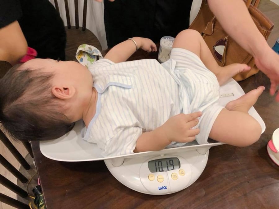 Cậu bé lên cân đều đặn và giờ đã hơn 10kg