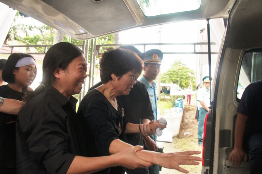 Mẹ anh Trí khóc với theo quan tài con trai