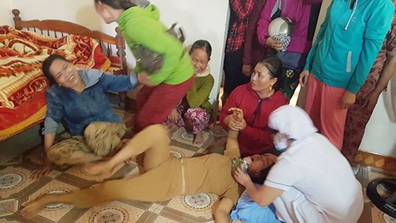 Người nhà nạn nhân đau đớn khi nhận thi thể của người thân về an táng