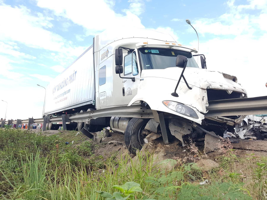 Xe container đâp vào rào chắn