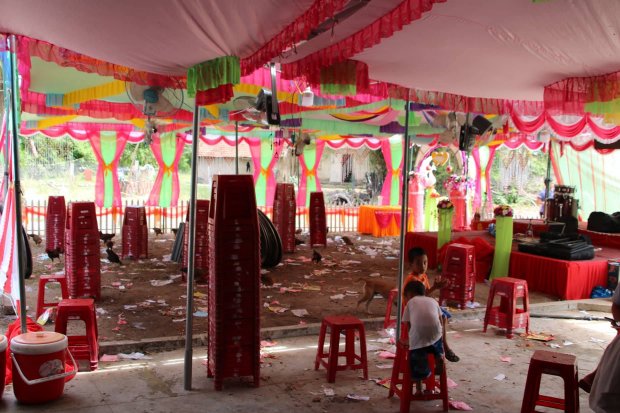 Khung cảnh tiêu điều bên nhà cô dâu, rạp cưới được dỡ bỏ sau vụ tai nạn thảm khốc của nhà trai