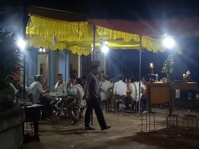 Ánh đèn sáng trưng suốt đêm tang tóc tại Lương Điền