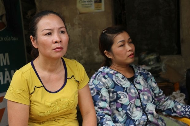 Chị Hương (áo hoa) sợ hãi sau khi ngôi nhà mình bị sạt lở xuống sông Đà.