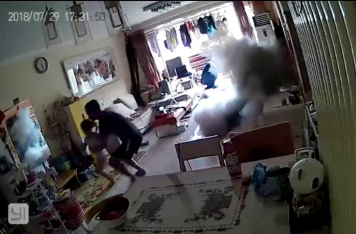 Tuy nhiên ngay sau đó, chiếc xe bất ngờ xì khói mù mịt, người bố bế ngay con gái bỏ chạy