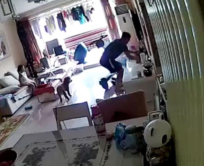 Thấy chiếc xe có tiếng nổ nhỏ, anh chàng chạy ngay tới rút dây sạc