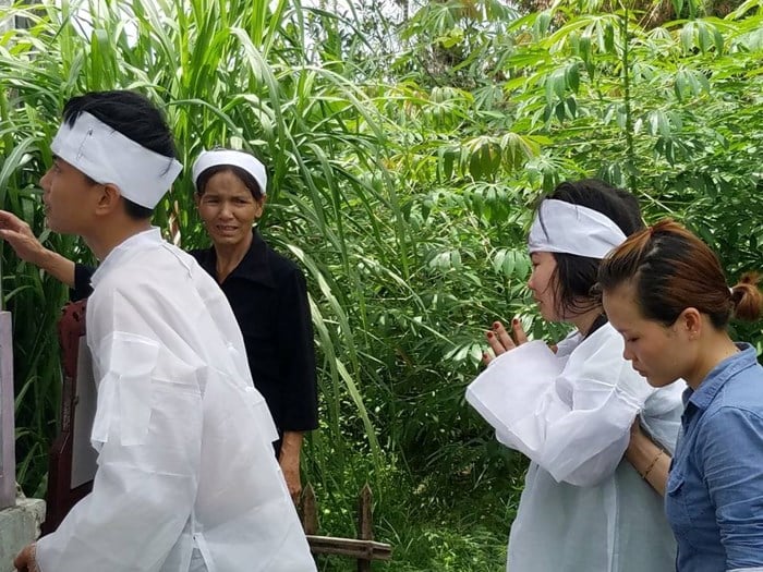 Cô dâu trẻ phải có người dìu đỡ