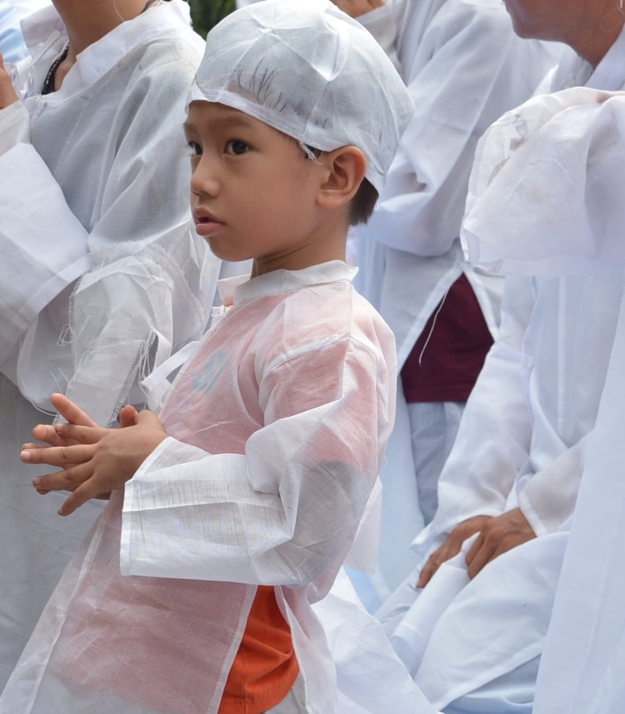 Những đứa trẻ ngơ ngác giữa màu trắng tang tóc