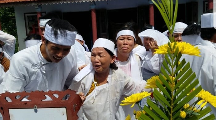 Nhiều người không thể khống chế cảm xúc, khóc đau đớn trước di ảnh người thân