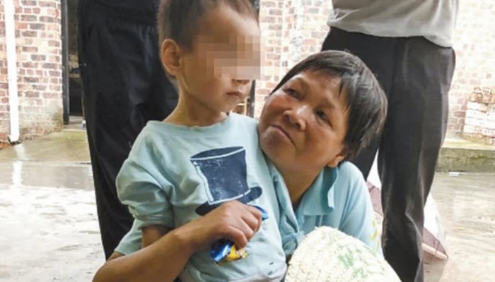 Bé trai đã may mắn sống sót sau 5 ngày không ăn uống bên thi thể ông nội