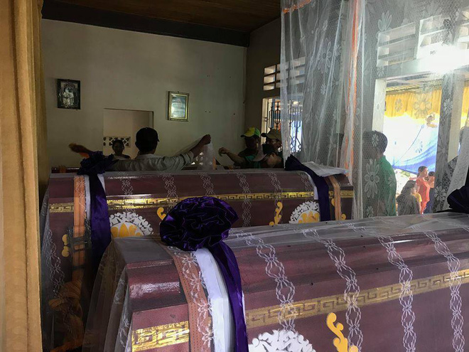 Những cỗ quan tài trong căn nhà nhỏ hẹp nhìn đến thê lương