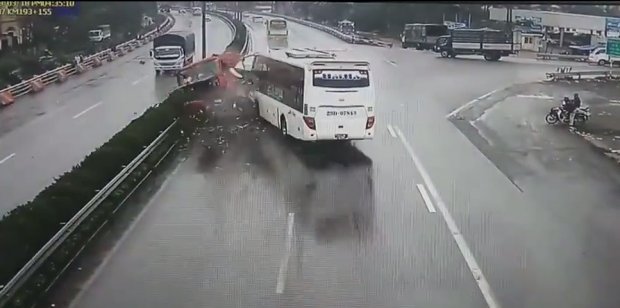 Hình ảnh cắt từ camera ghi lại giây phút kinh hoàng