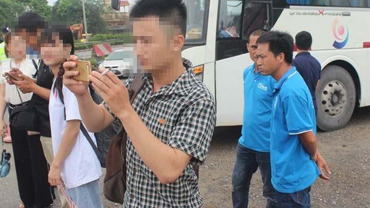 Tài xế Mạnh (áo xanh) tới hiện trường thực nghiệm lại vụ việc