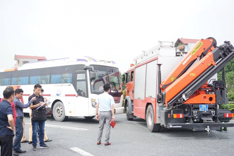 Xe khách đi với tốc độ cao (87km/h) nên không thể tránh kịp
