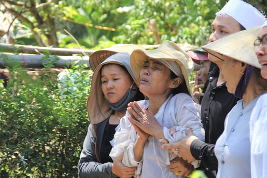 Nhiều người nhà của chú rể cũng đau đớn khóc ngất khi chứng kiến cảnh di quan