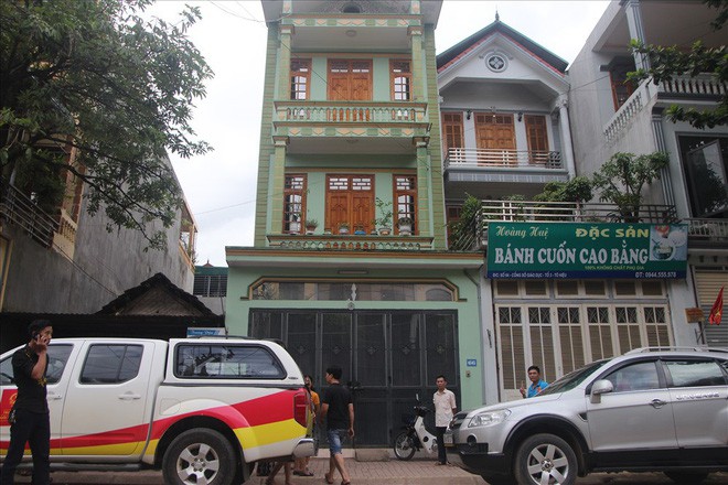 CA tiến hành khám xét nhà của bà Nga 