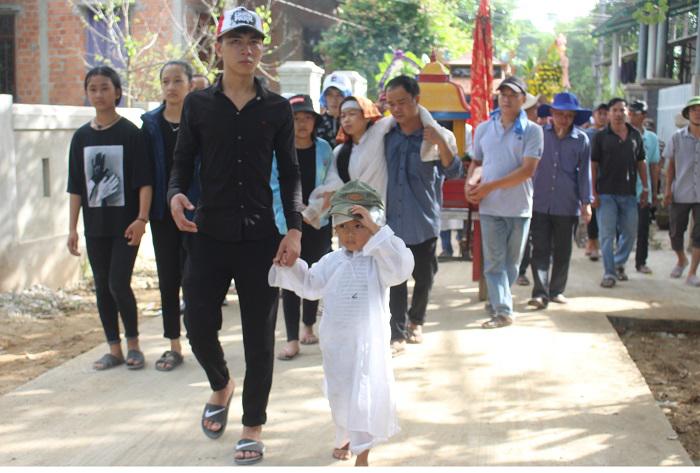 Đứa con nhỏ anh Bình chưa cảm nhận được nỗi đau mất cha, còn cô gái lớn không còn đứng vững trên đường đưa linh cữu cha về nơi an nghỉ cuối cùng