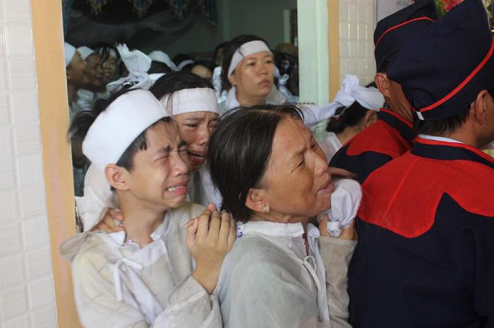 Người thân gào khóc khi linh cữu bà Nguyễn Thị Tiến di quan ra khỏi nhà. Còn ông Nguyễn Khắc Cát (chồng bà Tiến, cùng bị thương trong vụ tai nạn) đang cấp cứu trong bệnh viện