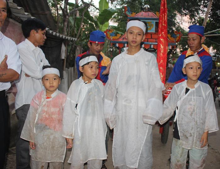 Hai đứa con anh Phóng (đứng giữa) đi trước di ảnh đưa tiễn cha