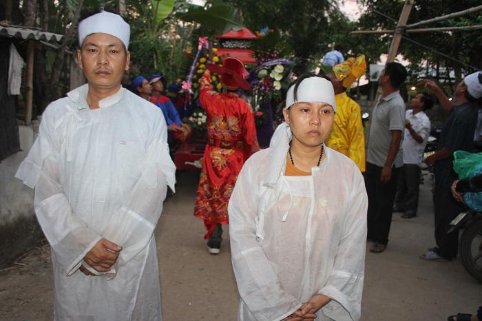 Vợ và con anh Phóng cùng đi trên chuyến xe đang cấp cứu trong bệnh viện, đi trước linh cữu tiễn đưa anh Phóng là vợ chồng người em trai