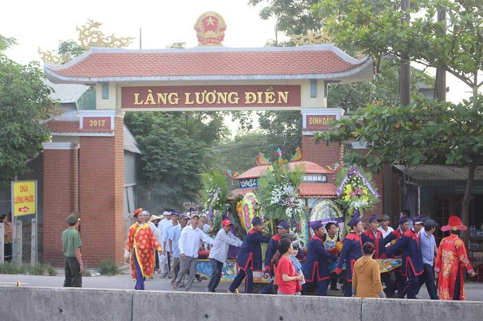 Hết chiếc xe tang này lại đến chiếc xe tang khác đi hết con đường làng nhỏ. Xung quanh là tiếng khóc đau đớn, tiếng gào thét vì nỗi đau mất người thân quá lớn