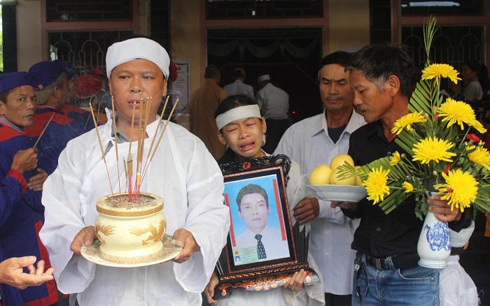 Con gái lớn anh Bình khóc nghẹn trong phút ly biệt