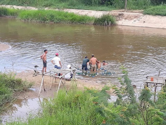 Lực lượng nỗ lực tìm kiếm thi thể bé trai