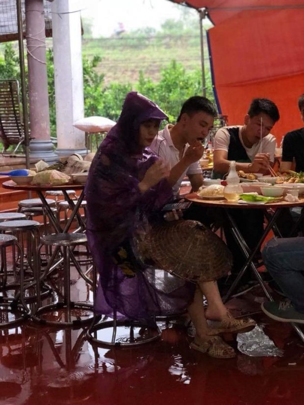 Combo áo mưa, nón lá, dép tổ ong về nhà chồng vì trời mưa lớn quá