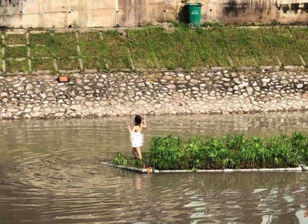 Thậm chí cô này còn vô tư tạo dáng để mọi người chụp ảnh