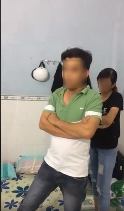 Cô nhân tình chỉ im lặng không nói, còn anh chồng thì đứng trước làm 