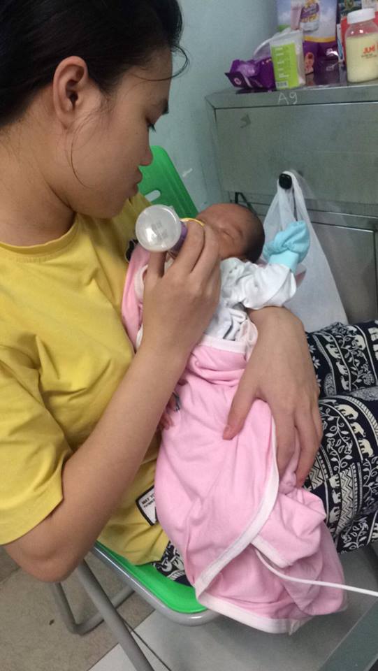 Chị Lan Anh từ ngày sinh con chẳng thể kiêng cữ gì vì con ốm liên miên, hai vợ chồng phải ra vào viện như 